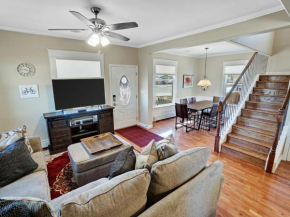 Ladybug I - Cozy downtown cottage with big yard, patio, two townie bikes
